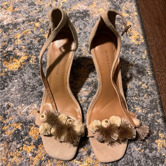 Banana Republic chic feminine flatter unique sandal heels - Picture 6 of 6
